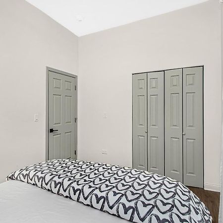 Modern 4Br Just A Block From Cta Pink Line With Pool Table Free Parking Appartamento Chicago Esterno foto