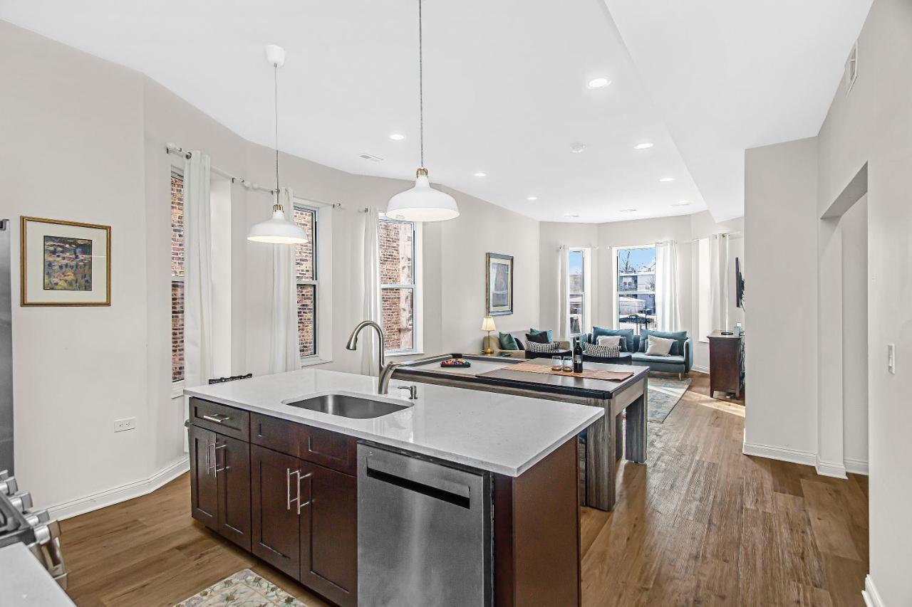 Modern 4Br Just A Block From Cta Pink Line With Pool Table Free Parking Appartamento Chicago Esterno foto