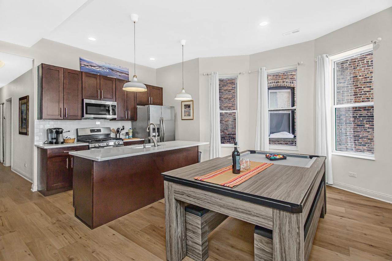 Modern 4Br Just A Block From Cta Pink Line With Pool Table Free Parking Appartamento Chicago Esterno foto