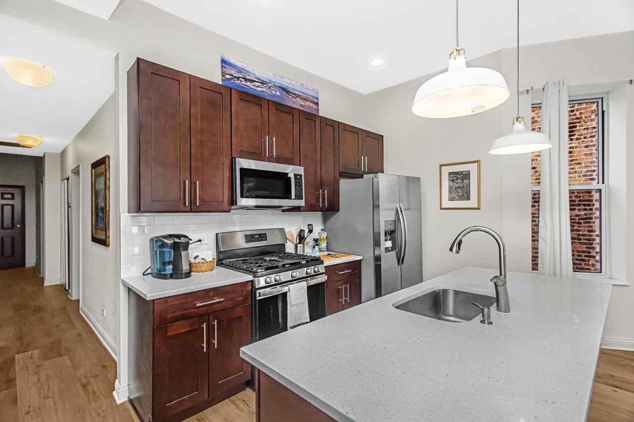 Modern 4Br Just A Block From Cta Pink Line With Pool Table Free Parking Appartamento Chicago Esterno foto