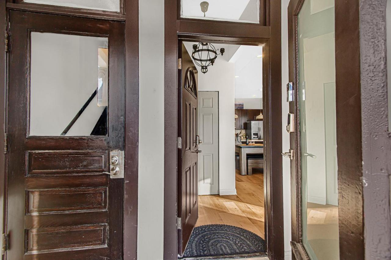 Modern 4Br Just A Block From Cta Pink Line With Pool Table Free Parking Appartamento Chicago Esterno foto