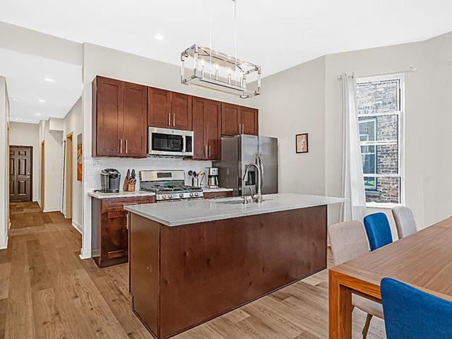 Modern 4Br Just A Block From Cta Pink Line With Pool Table Free Parking Appartamento Chicago Esterno foto
