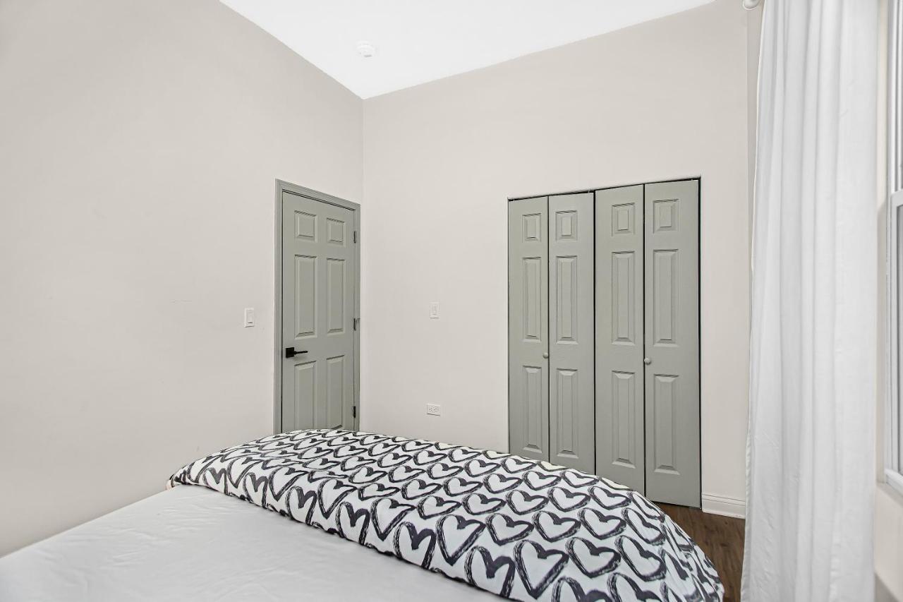 Modern 4Br Just A Block From Cta Pink Line With Pool Table Free Parking Appartamento Chicago Esterno foto